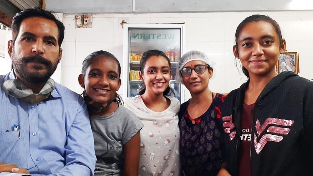 ২০১৯ সালে ১৬,০০০ টাকায় একটি ছোট্ট দোকান ভাড়া করেন ইন্দুবেনরা। শুরু হয় ‘চিলি অ্যান্ড চিজ’। এর আইডিয়াটা তাঁর মেয়েরাই দিয়েছিলেন। গুজরাতি মহল্লায় ছোটবড় সব ধরনের খাবারের স্টল, রেস্তরাঁ থাকলেও তাঁরাই সাহস দিয়েছিলেন ইন্দুবেনকে— ঘরোয়া খাবারের ফুড জয়েন্ট খুলতে হবে।