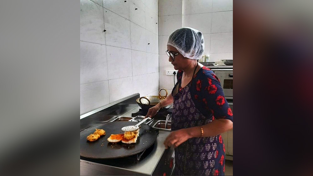 আর্থিক জোর না থাকায় স্বাদেই যে বাজিমাত করতে হবে, তা বুঝেছিলেন ইন্দুবেন। ফলে গোড়া থেকেই মায়ের রান্নার রেসিপিতে ভরসা রেখেছিলেন তিনি। ফলও পেয়েছেন হাতেনাতে।