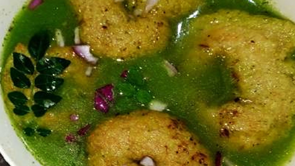 কমবয়সিদের কাছে ‘চিলি অ্যান্ড চিজ’-এ টেনে আনতে রেসিপিতে নতুনত্ব এনেছেন ইন্দুবেন। তৈরি করেছেন পুদিনা এবং সেজওয়ান বড়া-পাও। দামও সাধ্যের মধ্যে। ৩০ থেকে ৭৯ টাকায় নানা স্বাদের বড়া-পাও পাওয়া যায় ইন্দুবেনের ফুড জয়েন্টে।