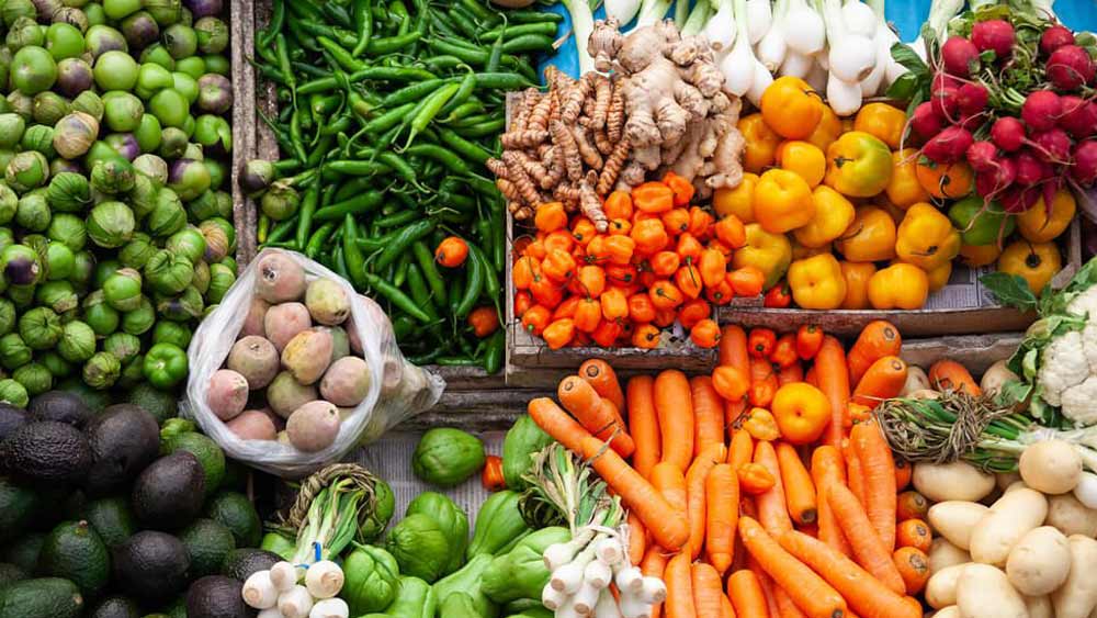 প্রতি দিন সকাল ১১টায় তাঁর ফুড জয়েন্ট খোলেন ইন্দুবেন। তবে তার আগে থেকেই কাজ শুরু করে দেন তিনি। সকাল ৯টা নাগাদ বাজারে তাজা শাকসব্জি কিনতে যান। সেখান থেকে ফিরে এসে বড়া-পাওয়ের জন্য আলু সিদ্ধ করতে শুরু করেন। পুর হিসাবে নানা স্বাদের চাটনি তৈরি করাও তাঁর দৈনন্দিন কাজের অঙ্গ।