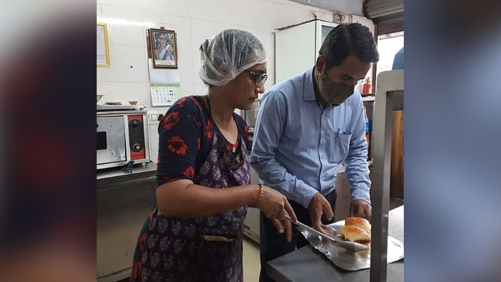 ফু়ড জয়েন্ট থেকে আয় নিয়েও সন্তুষ্ট ইন্দুবেন। তিনি বলেন, ‘‘ফুড জয়েন্ট খোলার সঙ্গে সঙ্গে ৪০,০০০ টাকা মুনাফা হয়েছিল আমাদের। তবে কিছু দিনের মধ্যেই কোভিডের জন্য কার্ফু শুরু হয়েছিল। ফলে আমাদের ব্যবসা মার খেয়েছিল। সপ্তাহের পর সপ্তাহ এক জনও খরিদার পাইনি। ফলে ৮,০০০ টাকা ঘরে নিয়ে যাওয়াটাও আমার কাছে বড় বিষয় ছিল।’’