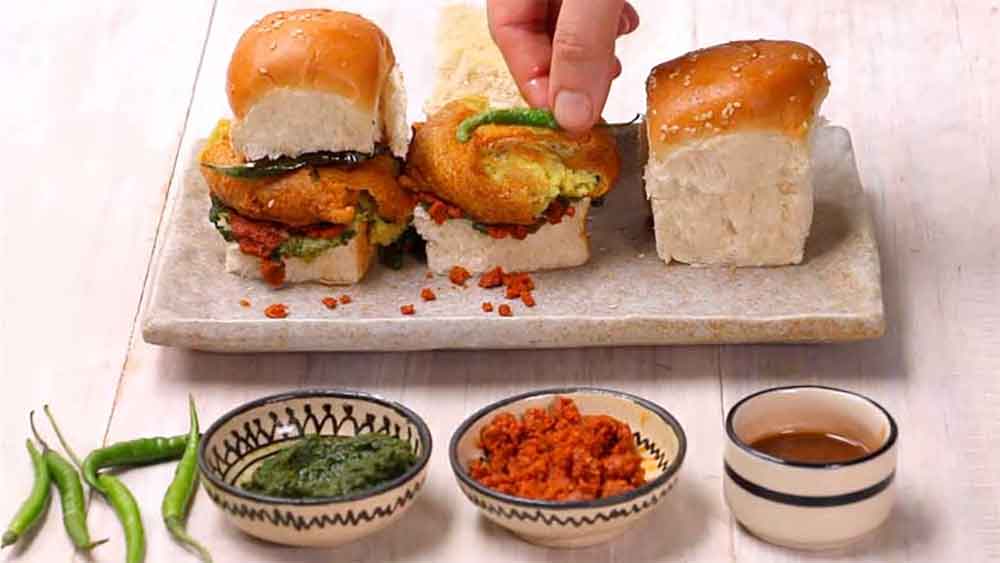 আপাতত স্বামী-সন্তানদের সাহায্যেই দোকান চালাচ্ছেন ইন্দুবেন। সেই সঙ্গে রয়েছে শারীরিক সমস্যাও। তিনি বলেন, ‘‘এখনও পর্যন্ত দোকানের জন্য কাজের লোক রাখতে পারিনি। আমার পিঠের ব্যথাও যায়নি। এখনও অনেক ক্ষণ বসে থাকতে পারি না। তবে বেশির ভাগ সময় দাঁড়িয়ে থাকতে হয় বলে কাজ চালিয়ে নিতে পারছি।’’