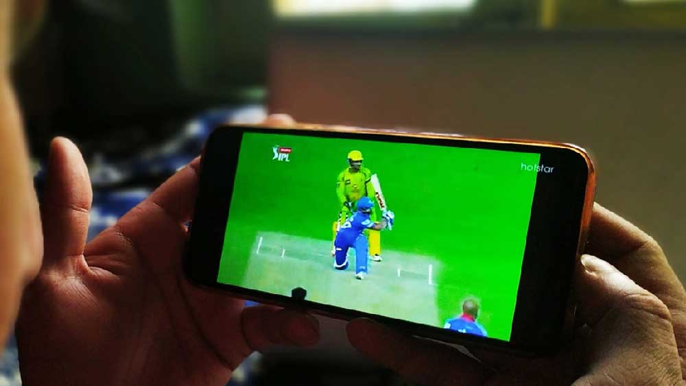 খেলা দেখা চলছে মোবাইলে।