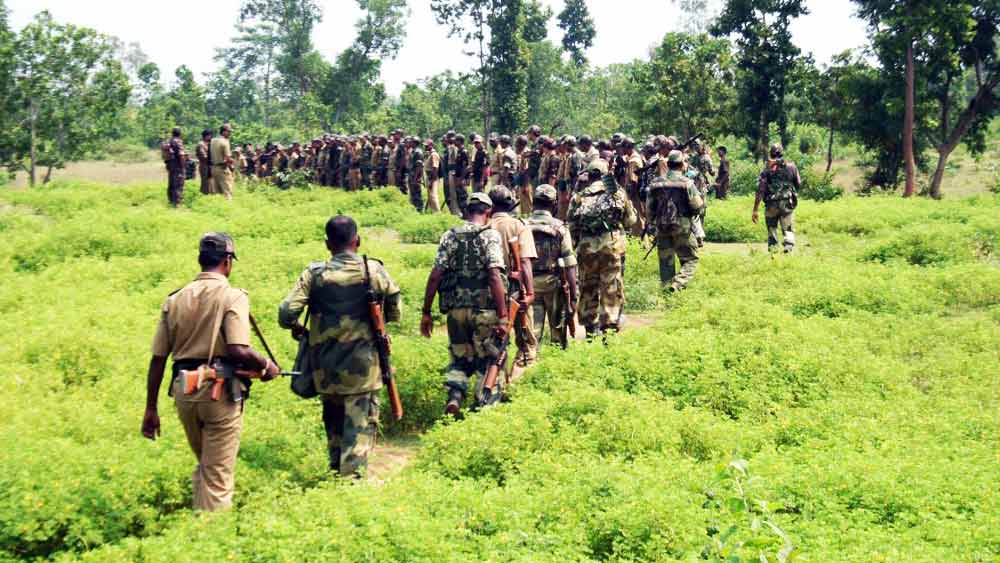 জঙ্গলমহলে মাওবাদী তৎপরতা প্রতিরোধে ফের পথে নামল ‘বজ্র’। চলতি মাসে মাওবাদীদের ডাকা বন্‌ধে জঙ্গলমহলের কিছু অংশে ভাল প্রভাব পড়ায় ফের আঁটসাঁট হচ্ছে নিরাপত্তা।