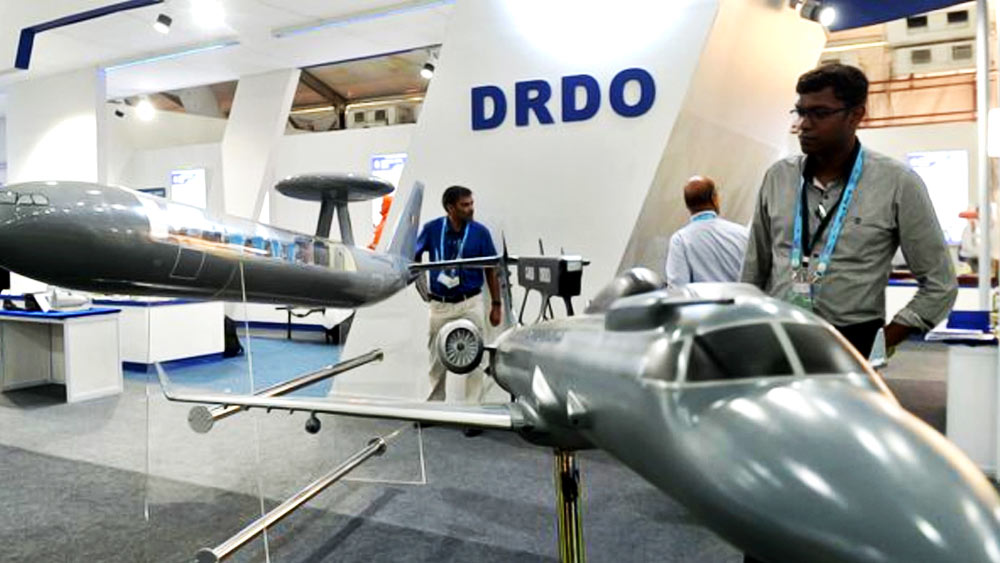 .ভারতীয় প্রতিরক্ষা গবেষণা সংস্থা (ডিআরডিও) প্রাথমিক ভাবে দাঙ্গাদমন যান হিসেবে ‘বজ্র’-এর নকশা তৈরি করেছিল। প্রথম পর্যায়ের যানগুলি উৎপাদন করেছিল স্বরাজ মাজদা সংস্থা।