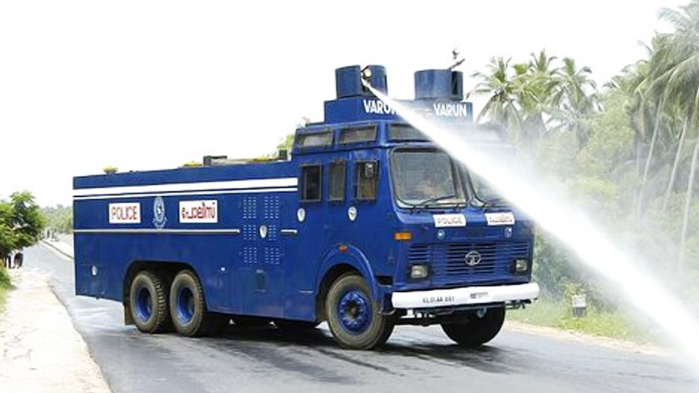 উচ্ছৃঙ্খল জনতাকে নিয়ন্ত্রণের জন্য কাঁদানে গ্যাস ছোড়ায় স্বয়ংক্রিয় বন্দুক, রবার বুলেট ছোড়ার বন্দুক, ‘পাবলিক অ্যাড্রেস সিস্টেম’ এবং সার্চ লাইটের ব্যবস্থা ছিল যানে।