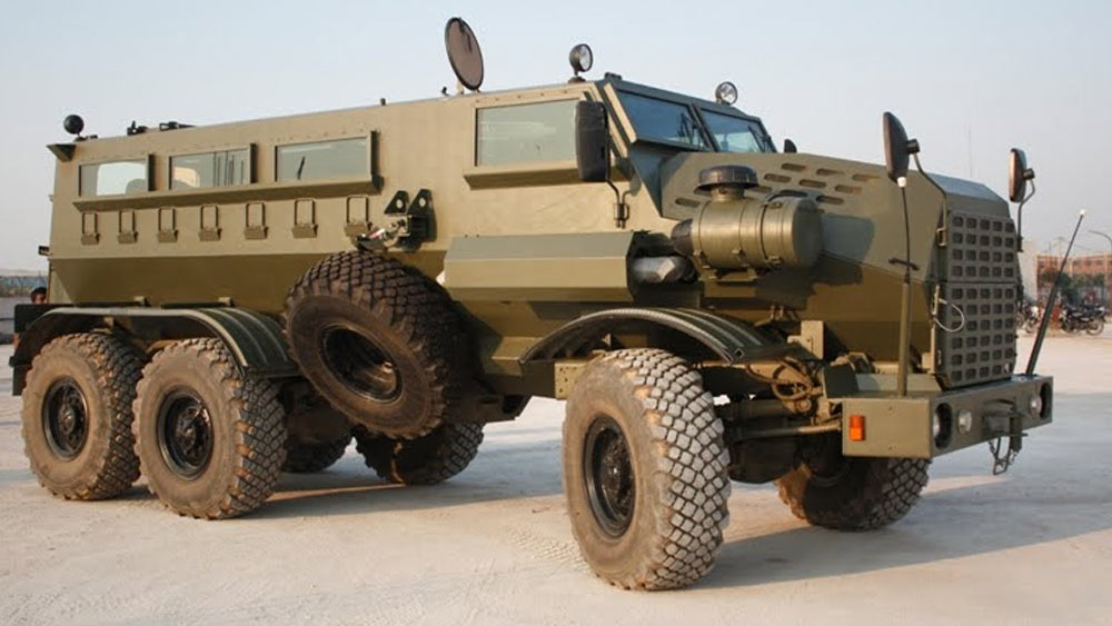 ‘বজ্র’ যানে সওয়ার হতে পারেন ১৪ জন নিরাপত্তাকর্মী। তাদের ঢিল-পাথরের আঘাত থেকে বাঁচাতে জানালাগুলিতে রয়েছে শক্ত তারের জাল।