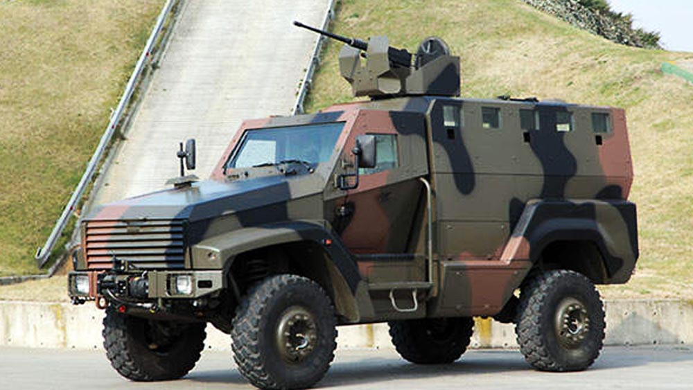 প্রায় দু’দশক সন্ত্রাস মোকাবিলায় তৈরি এই ল্যান্ডমাইন-নিরোধক যানে রয়েছে মিডিয়ম মেশিনগান-সহ নানা ধরনের অস্ত্রসম্ভার।