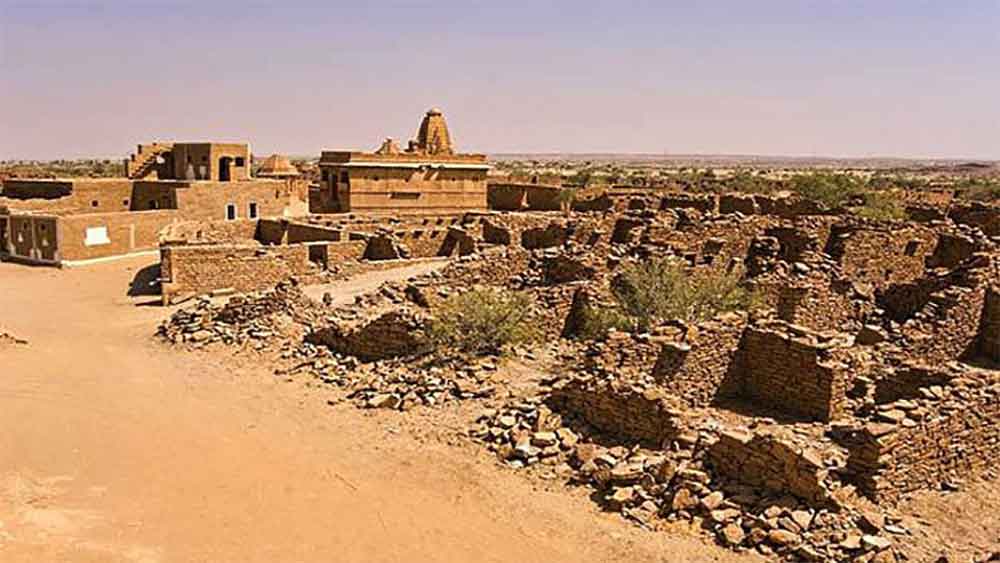 অথচ এককালে জমজমাট ছিল কুলধারা। কেন এ হাল হল গ্রামটির? এ নিয়ে নানা মুনির নানা মত। অনেকের মতে, রাজরাজড়ার যুগে জয়সলমেরের প্রধানমন্ত্রী সালিম সিংহের কুনজর পড়েছিল গ্রামপ্রধানের মেয়ের দিকে। জোর করে তাঁকে বিয়ে করতে চেয়েছিলেন সালিম। সে জন্য গ্রামবাসীদের হুঁশিয়ারিও দিয়েছিলেন।