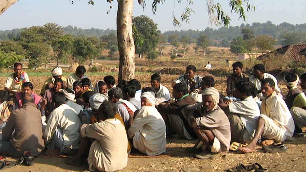 বিপদ বুঝে তড়িঘড়ি ৮৫টি গ্রামের পরিষদের সঙ্গে বৈঠকে বসেন পালীবাল ব্রাহ্মণেরা। সেখানেই নাকি সিদ্ধান্ত হয়, গ্রামপ্রধানের মেয়েকে সালিমের থেকে বাঁচাতে রাতারাতি গ্রাম ছেড়ে পালাবেন বাসিন্দারা। তা-ই করেছিল কুলধারা।