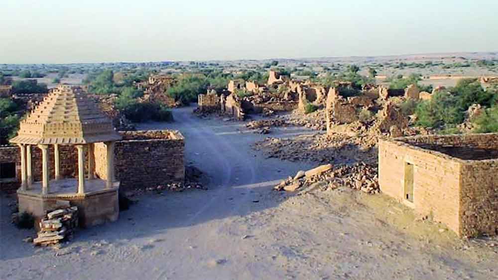 এক রাতেই ফাঁকা হয়ে গিয়েছিল গ্রাম। ইতিউতি কয়েকটি গাছ ছাড়া প্রাণের চিহ্ন নেই এ গ্রামে। তবে কৌতূহলী পর্যটকদের ভিড় লেগেই থাকে।