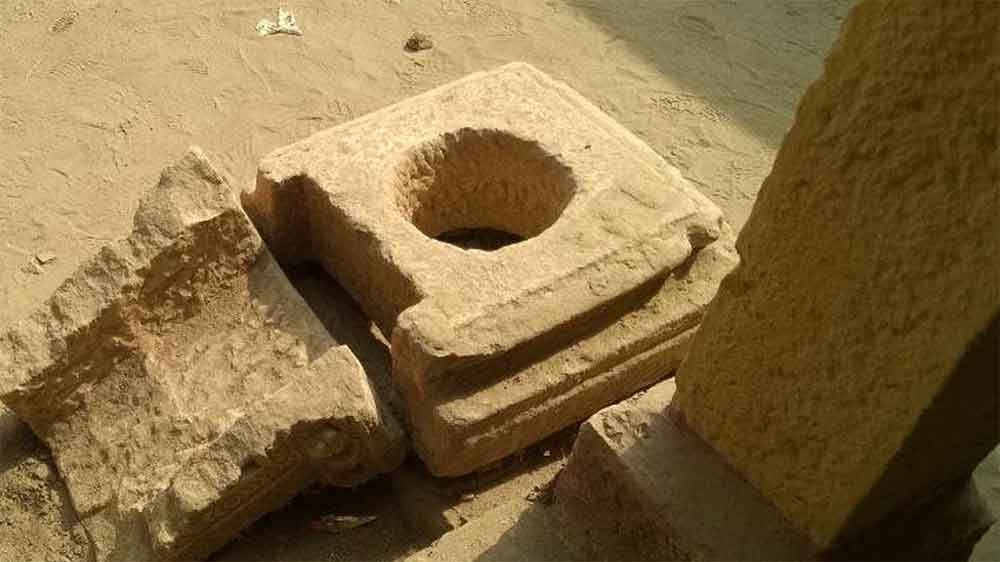 অন্য এক দলের মত, গ্রামবাসীদের থেকে এত চড়া খাজনা আদায় করতেন সালিম যে অতিষ্ঠ হয়ে পড়েছিলেন তাঁরা। তবে সালিমের সিদ্ধান্তের বিরোধিতাও করতে পারেননি। তাই উপায় না দেখে কুলধারা ছেড়ে অন্য জায়গায় বসতি গড়েন গ্রামবাসীরা।