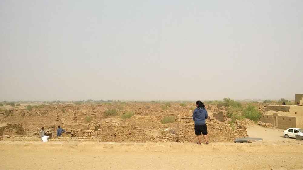 রহস্যের টানে কুলধারায় বহু পর্যটকই পা রাখেন। তাঁরা জানিয়েছেন, কুলধারায় সার সার ঘরবাড়ি এখনও প্রায় অক্ষত। কয়েকটি ঘরবাড়ির চাল উড়ে গেলেও মাটির দেওয়াল পড়ে যায়নি। তবে অনেকের সেখানে অস্বস্তিকর অনুভূতি হয়েছে বলে দাবি।