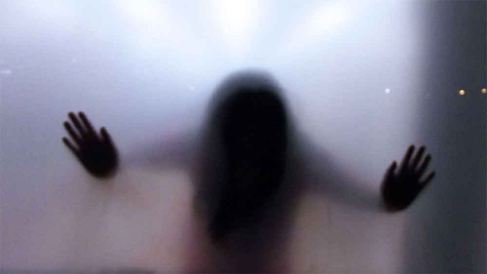 স্থানীয়দের দাবি, আজও গ্রামপ্রধানের মেয়ের অতৃপ্ত আত্মা ঘুরে বেড়ায় কুলধারায়। যদিও এ নিয়ে তর্ক আজও অব্যাহত।