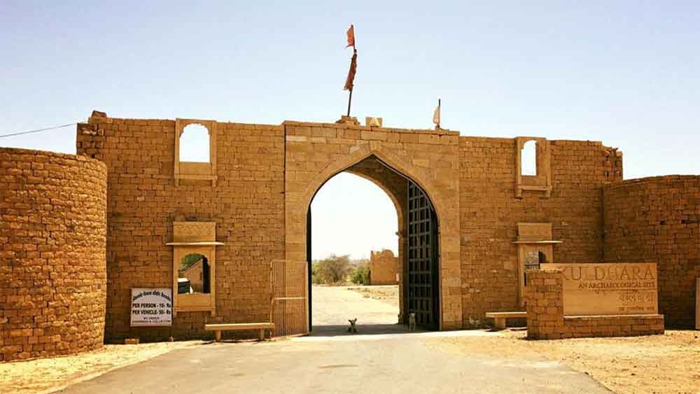 কুলধারায় অন্তত ৪১০টি ঘরবাড়ির প্রায় ভগ্নপ্রায় অবস্থায় রয়েছে। সেই সঙ্গে তিনটি সমাধিক্ষেত্রও পাওয়া গিয়েছে। রয়েছে একাধিক কুয়ো। তবে তা থেকে জল ভরার লোকজন নেই। ৩০০ বছর আগেকার সেই বর্ধিষ্ণু গ্রাম থেকে রাতারাতিই নাকি লোকজন গায়েব হয়ে যায়। কেন? তা নিয়ে জনশ্রুতির অভাব নেই!