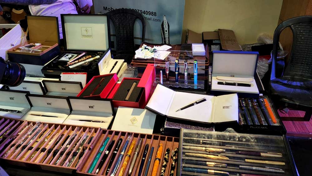 ভারতীয় ব্র্যান্ড ছাড়াও এখানে ছিল প্রচুর বিদেশি ব্র্যান্ডের কলম।