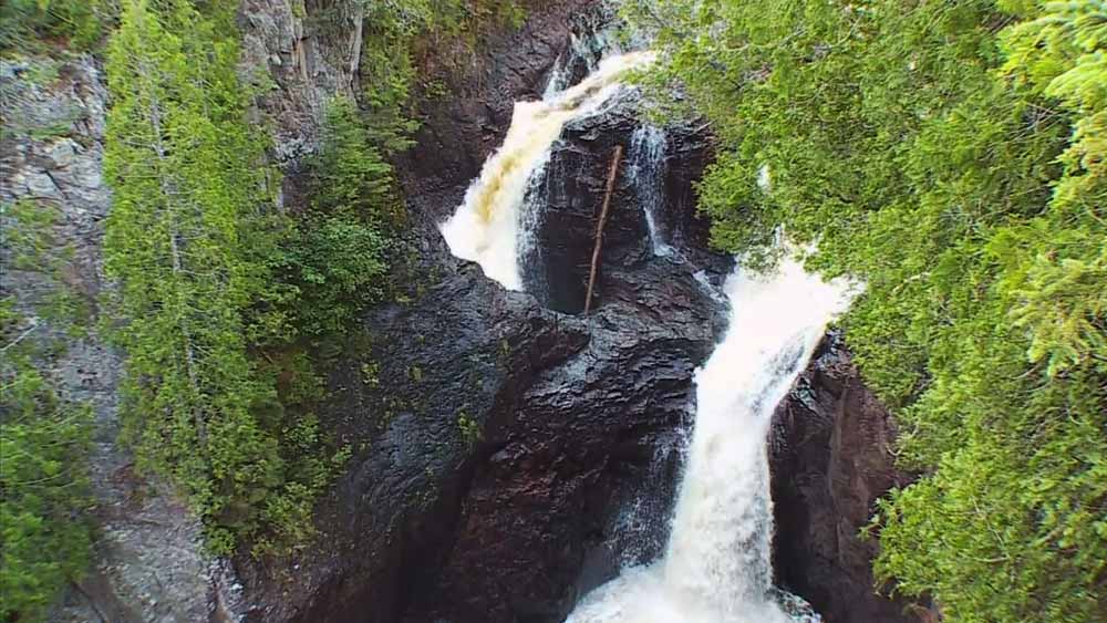 আস্ত একটা ঝরনা কী ভাবে পাথুরে গর্তের খাঁজে ‘গায়েব’ হয়ে যায়? কোথায় যায় সে ঝরনার জল? এ নিয়ে বছরের পর বছর ধরে জমাট বেঁধেছে রহস্য। যে রহস্যের সমাধান আজও অধরা তাবড় বিশেষজ্ঞদের।