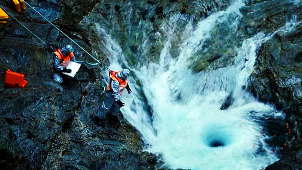 আমেরিকার মিনেসোটায় একটি সরকারি পার্কের ভিতর দিয়ে বয়ে চলেছে ব্রুল নদী। সে নদীর ঝরনা পরিচিত ডেভিলস কেটল নামে। তবে পার্কের ভিতর একটি পাথরের গর্তে পড়ার পর সে ঝরনার জলের আর হদিশ পাওয়া যায় না।