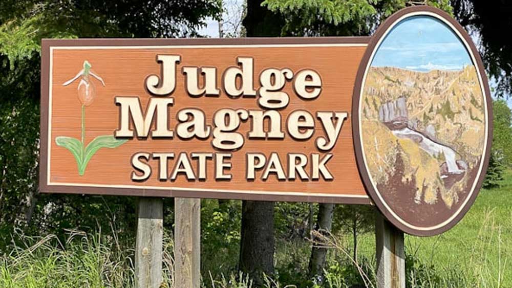 নদীপথে পড়েছে জাজ সি আর ম্যাগনি স্টেট পার্ক। এক সময় ওই পার্কের ভিতর দিয়ে বয়ে গিয়েছ ব্রুল নদী। পার্কের ভিতরে অনেক দূর যাওয়ার পর এক সময় নদীটি দু’ভাগ হয়ে গিয়েছে। এর পর তা গ্র্যানাইট পাথরের মতো কঠিন আগ্নেয়শিলার আশপাশ দিয়ে বয়ে গিয়েছে।