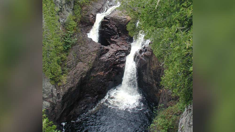 ব্রুল নদীর পূর্ব দিকের অংশটি ৫০ ফুট গভীর একটি ঝরনায় পরিণত হয়ে আরও নীচে নেমেছে। এবং পশ্চিম দিকের অংশটি ঝরনার আকার নিয়ে একটি পাথুরে গর্তে প্রায় ১০ ফুট তলিয়ে গিয়েছে। বা বলা ভাল, ‘গায়েব’ হয়ে যায়।