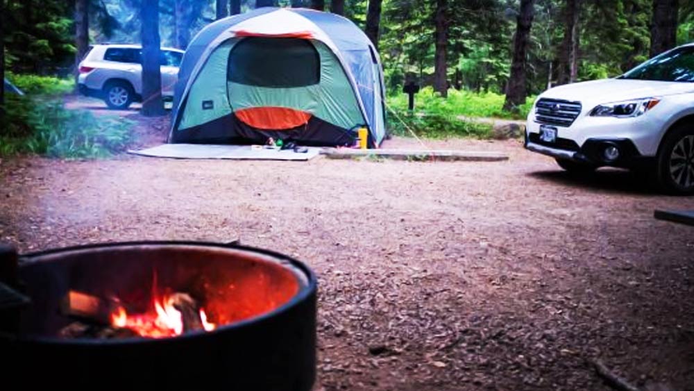 ডেভিলস কেটল দেখতে বহু উৎসাহীই পার্কে ছুটে গিয়েছেন। ঝরনাটি কোথায় গিয়ে মেশে, তার ঠিকানা আজও খুঁজে পাওয়া যায়নি বলে দাবি। যেন এর কোনও শেষ নেই। অথচ ঝরনার জল গর্ত থেকে উপচেও পড়ছে না। ডেভিলস কেটলের জল ক্রমশ নীচের দিকে বয়ে চলে যাচ্ছে। কোথায়? তা কেউ জানেন না।