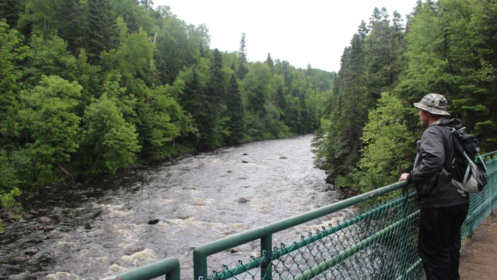ডেভিলস কেটল নিয়ে জল্পনার অভাব নেই বলে জানিয়েছেন পার্কের ম্যানেজার পিটার মট। অনেকের দাবি, ওই ঝরনার জল নীচের স্তর থেকে বয়ে গিয়ে একটি আলাদা জায়গা দিয়ে বার হয়ে সুপিরিয়র হ্রদে মিশেছে। অথবা তা মাটির নীচে অন্য কোনও জলপথের সঙ্গে সংযুক্ত হয়েছে।