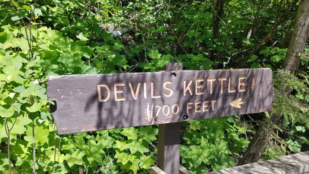 মট বলেন, ‘‘আমি তো এমনও শুনেছি যে ডেভিলস কেটলের জল দু’ভাগ হয়ে গিয়ে আর একটি ঝরনার সঙ্গে মিশেছে এবং তার কিছু অংশ কানাডায় বইছে। এমনকি, অনেকে বলেছেন যে তা উল্টো দিকে বয়ে গিয়ে মিসিসিপি নদীতে বইছে।’’