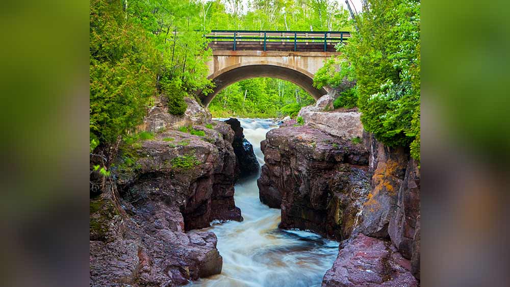 হ্রদ, নদী বা সমুদ্রের গতিপথ, জলপ্রবাহ-সহ একাধিক বিষয়ের বৈজ্ঞানিক ব্যাখ্যাকারী বিশেষজ্ঞদের একাংশের দাবি, ডেভিলস কেটলের রহস্যভেদ করে ফেলেছেন তাঁরা।