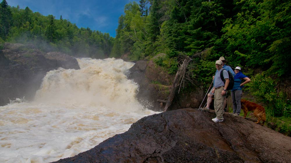 ওই বিশেষজ্ঞদের দাবি, ডেভিলস কেটলের উপরে এবং নীচে, দু’স্তরেই একই পরিমাণ জলধারা বইছে। ঝরনার জল নীচের স্তরের জলপ্রবাহের সঙ্গেই মিশেছে বলেও দাবি তাঁদের।