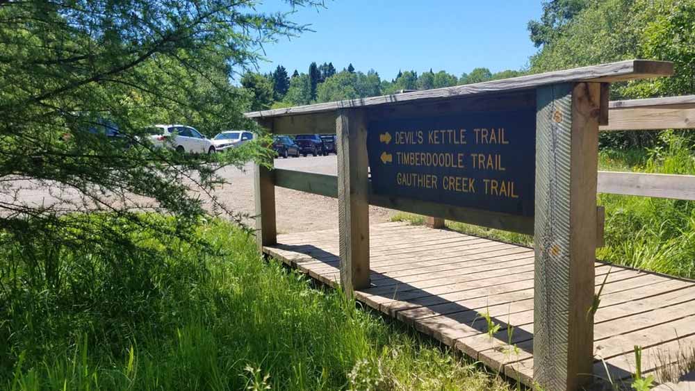 ওই পরিকল্পনা অনুযায়ী, ডেভিলস কেটলের গর্তের জলে ফ্লুরোসেন্ট রঙের ‘ডাই’ ফেলে দেওয়া হবে। এর পর তা কোথায় ভেসে ওঠে, সেটি দেখার চেষ্টা করবেন বলে জানিয়েছেন তাঁরা। তবে এই পরীক্ষায় রহস্যভেদ হবে কি না, তা নিয়ে নিশ্চিত নন অনেকে।