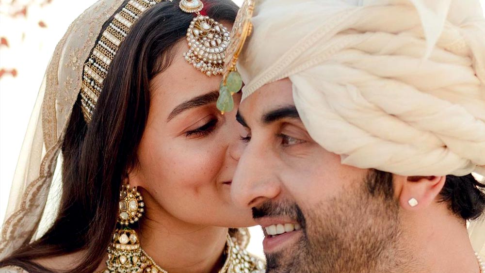 ইন্ডাস্ট্রির বিশিষ্টজনেরা কী কী উপহার দিলেন আলিয়া-রণবীরকে? তা না জেনে কি আর থাকা যায়!