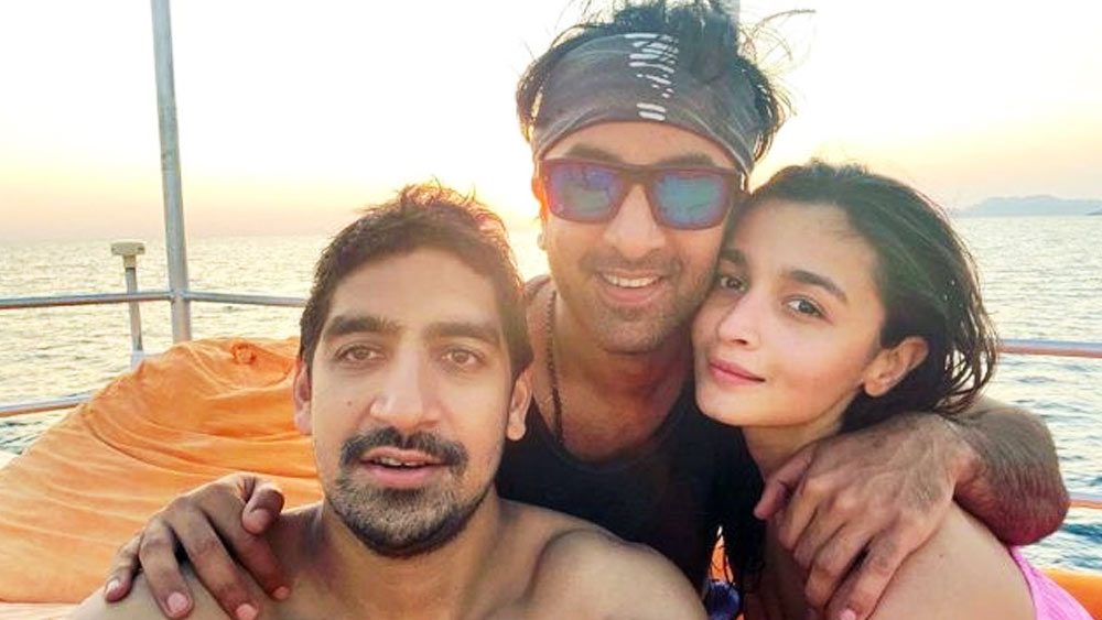 অয়নের আগামী ছবি 'ব্রহ্মাস্ত্র', সেই ছবিতেই প্রথম একসঙ্গে স্ক্রিন শেয়ার করতে দেখা যাবে রণবীর ও আলিয়াকে। সেই ছবির গানের একটি দৃশ্য শেয়ার করেছেন পরিচালক। রণবীর-আলিয়ার বিয়ের সঙ্গে সঙ্গে একটি ছবির কথা বার বার উঠে আসছে ‘ব্রহ্মাস্ত্র’-এর কথা।