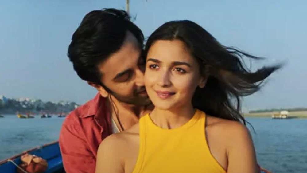 টিম ব্রহ্মাস্ত্রের পক্ষ থেকে বিয়ের দিন ওই ছবির  একটি ভিডিয়ো শেয়ার করে লেখা হয়েছে যে রণবীর ও আলিয়াকে ভালবাসা ও ঝগড়ার শুভেচ্ছা। পাশাপাশি ওই ভিডিয়ো শেয়ার করে অয়ন মুখোপাধ্যায় লেখেন, 'এটা রণবীর ও আলিয়ার জন্য, তাঁদের আগামী যাত্রা শুরুর অপেক্ষা। তার জন্য রইল এই ভিডিয়ো।’