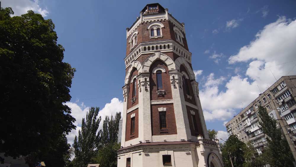 মারিয়ুপোলে বোমাবর্ষণের মাঝেই শিশু ও মহিলা-সহ শহরের ওই বাসিন্দারা আজোভস্টাল ইস্পাত কারখানায় আশ্রয় নেন। টেলিগ্রামে একটি বার্তায় এ দাবি শহর কর্তৃপক্ষের। তাতে আরও বলা হয়েছে, ‘আশ্রিতদের মধ্যে বেশির ভাগই শিশু ও মহিলা। এমনকি, বয়স্করাও তাতে ঠাঁই নিয়েছেন।’ 