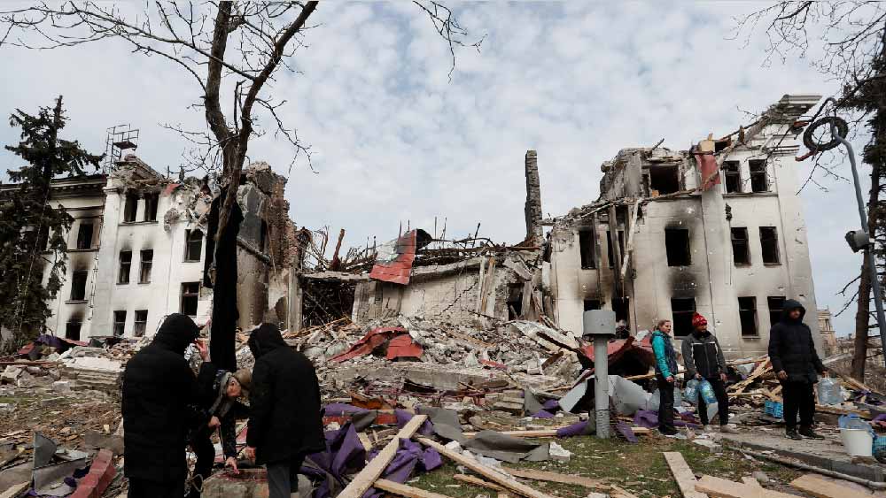 আজোভস্টাল ইস্পাত কারখানায় আশ্রিতদের পাশাপাশি অন্তত আড়াই হাজার ইউক্রেনীয় সেনা রয়েছে বলে মনে করেছিল রাশিয়ার সেনা।