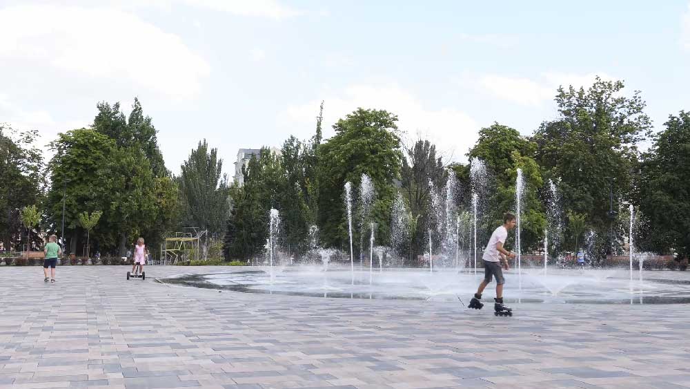 সংবাদমাধ্যমের দাবি, মারিয়ুপোল ধ্বংসের আগে ওই বিশাল কারখানাই ছিল শহরের শেষ গড়। রবিবার পর্যন্ত মারিয়ুপোলকে আত্মসমর্পণের প্রস্তাব দিয়েছিল ভ্লাদিমির পুতিন সরকার। তাতে রাজি হয়নি মারিয়ুপোল। তার ফল যে ভাল হয়নি, তার চিহ্ন চোখে পড়ছে শহর জুড়ে।