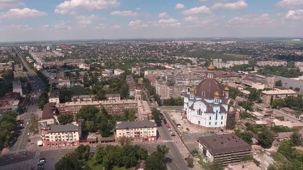 শহর জুড়ে রুশ হামলার চিহ্ন বহন করছেন অট্টালিকার কঙ্কালগুলি। গায়ে বোমাবর্ষণের কালো দাগ। আশপাশের উঁচু গাছগুলির ডালপালায় সবুজের ছোঁয়া গায়েব। 