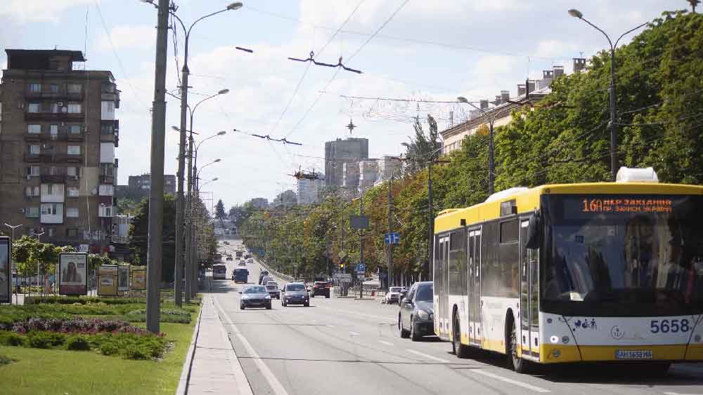 রবিবারের হামলার পর ইউক্রেনের প্রধানমন্ত্রী ডেনিস শ্মিহাল ঘোষণা করেছেন, ‘‘রুশ বাহিনীর বোমায় গুঁড়িয়ে গিয়েছে মারিয়ুপোল, কিন্তু পতন ঘটেনি!’’