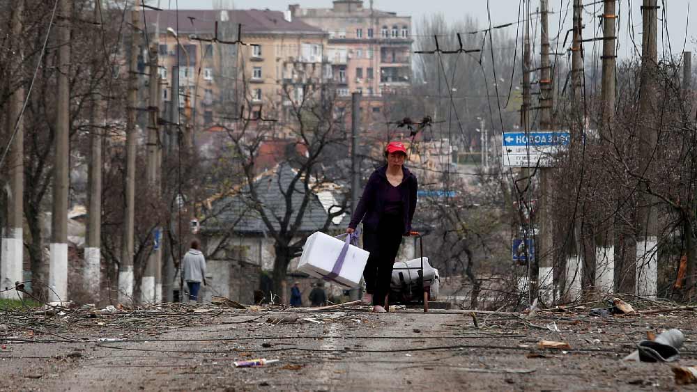 একই প্রতিক্রিয়া বিদেশমন্ত্রী দিমিত্র কুলেবার। আমেরিকান সংবাদ সংস্থার কাছে এক সাক্ষাৎকারে কুলেবা বলেছেন, ‘‘মারিয়ুপোলের শোচনীয় অবস্থার মাঝেই স্বল্প সংখ্যক সেনা বেঁচে গিয়েছেন। সাধারণ মানুষদের অনেকেই অবশ্য প্রাণে বেঁচে রয়েছেন। কিন্তু তাঁদেরও চার দিক থেকে ঘিরে ফেলেছে রুশ সেনাবাহিনী।’’