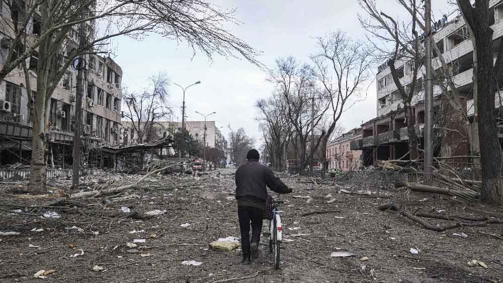 ডনেৎস্ক অঞ্চলের গভর্নর পাবলো কিরিয়েঙ্কাও বলেছেন, ‘‘মারিয়ুপোলকে বিশ্বের মানচিত্র থেকে মুছে দিয়েছে রুশ ফেডারেশন।’’ 