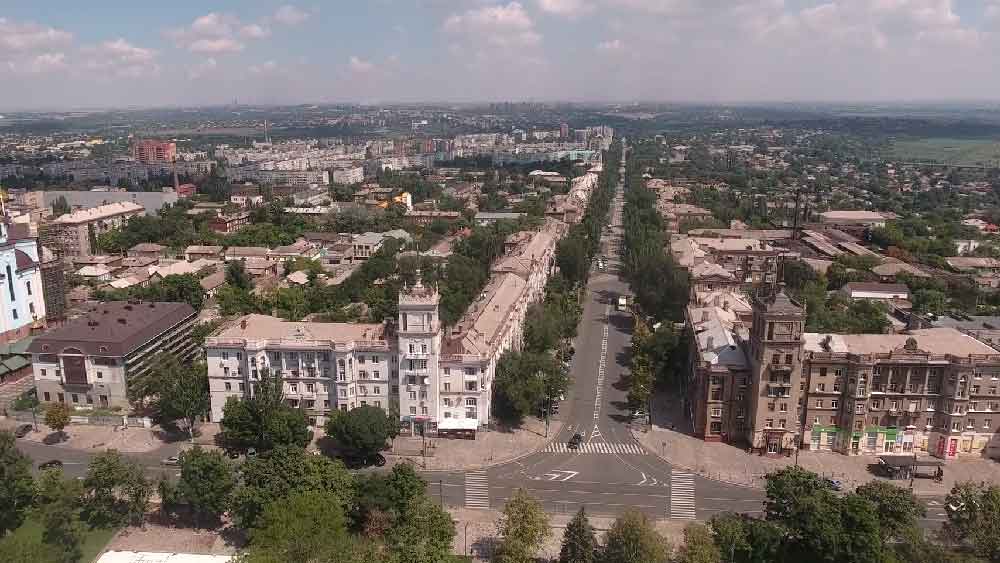 রাষ্ট্রপুঞ্জের দাবি, প্রাণ বাঁচাতে অন্তত ৫০ লক্ষ মানুষ ইউক্রেন ছেড়ে পালিয়ে গিয়েছে। তার বেশির ভাগই শিশু ও মহিলা। যাঁরা ইউক্রেনে রয়ে গিয়েছেন, তাঁদের বেশির ভাগ বয়স্ক। তবে দেশ বাঁচাতে অস্ত্র তুলে নিয়েছেন তাঁরাও।