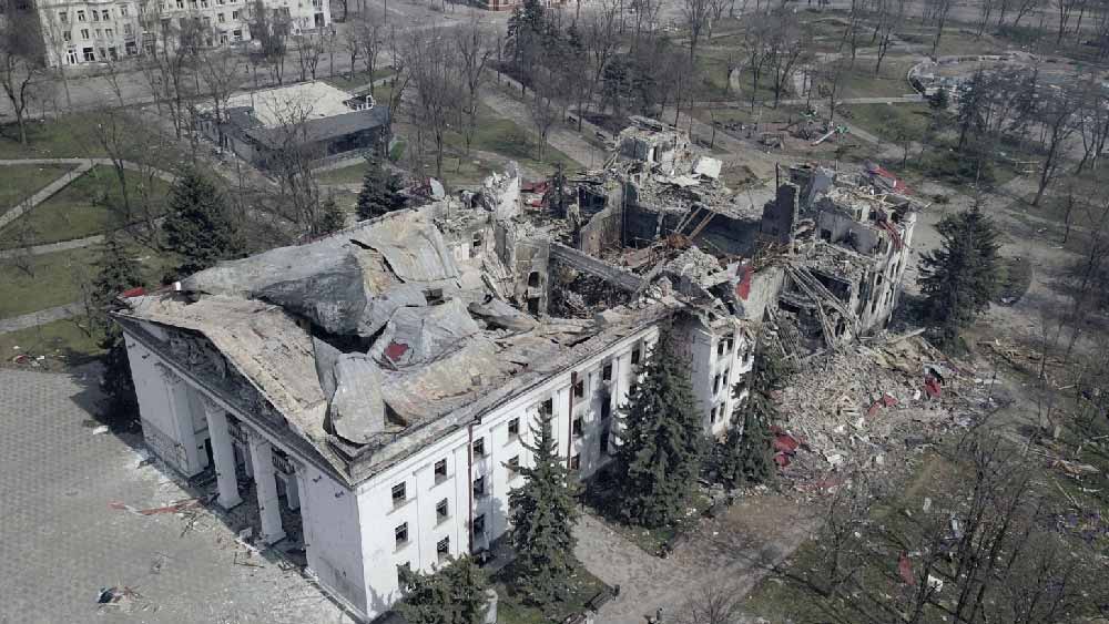 শুধুমাত্র ওই দু’দেশই নয়, এই যুদ্ধের বিশ্বের অগণিত বাসিন্দা বিপাকে পড়েছেন বলেও দাবি তাঁরা। রাষ্ট্রপুঞ্জের মহাসচিব আন্তোনিয়ো গুতেরেস জানিয়েছেন, বিশ্বের প্রায় ৪৫টি কম উন্নত দেশ রাশিয়া এবং ইউক্রেন থেকে গম আমদানি করে। তাঁর দাবি, যুদ্ধের ফলে এই সরবরাহের প্রক্রিয়া বিঘ্নিত হচ্ছে। ফলে পরোক্ষে হলেও ক্ষতিগ্রস্ত অগণিত সাধারণ মানুষ।