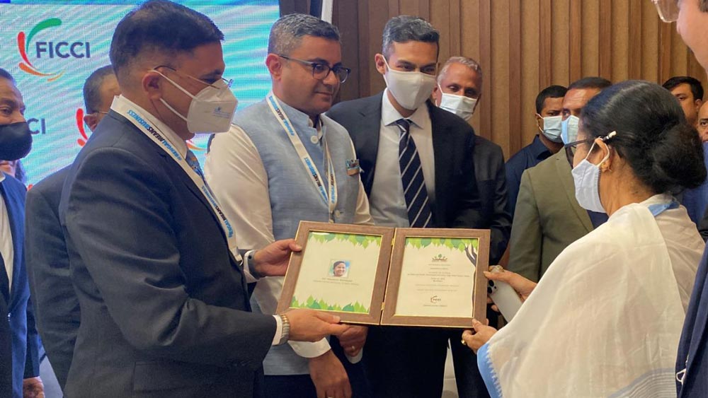 মুখ্যমন্ত্রীর হাতে স্মারক তুলে দিচ্ছেন ফিকির সভাপতি সঞ্জীব মেহতা