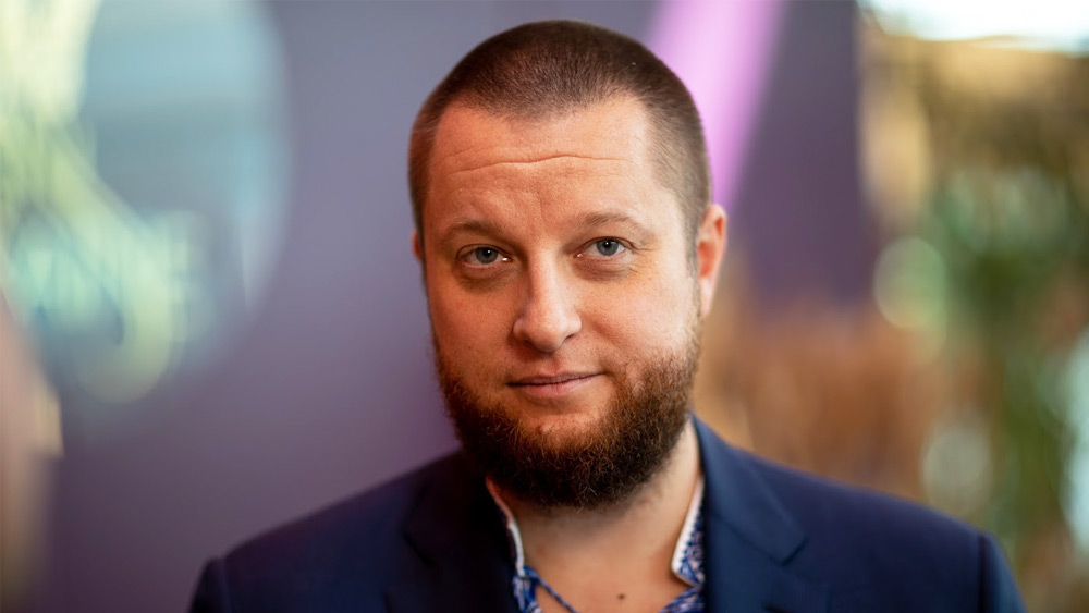 রাশিয়ার বিরুদ্ধে যুদ্ধে হয়তো অস্ত্র তুলে নেননি তিনি। তবে দেশবাসীকে বাঁচাতে ইউক্রেনীয় সেনার সাহায্যে নিজের সাধের বাড়িটি ধ্বংস করিয়েছেন সে দেশের ধনকুবের আন্দ্রে স্টাভনিৎসার। সম্প্রতি ব্রিটিশ সংবাদমাধ্যমে এই দাবি করেছেন তিনি।