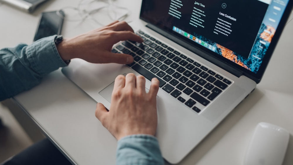 ওই ক্যামেরাটির সঙ্গে সংযোগ স্থাপন করতে সফল হয়েছিলেন আন্দ্রে। সেখান থেকেই নিজের বাড়ির ভিতরের ছবি দেখে তাঁর চক্ষু চড়কগাছ!