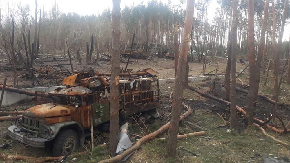 দেশবাসীর প্রাণ বাঁচাতে এ বার অভিনব পন্থা নেন আন্দ্রে। রুশ সেনাঘাঁটি ধ্বংস করে দেওয়ার ছক কষেন তিনি। সে জন্য নিজের নতুন বাড়িটিতে বোমাবর্ষণ করাতেও পিছুপা হননি তিনি। 