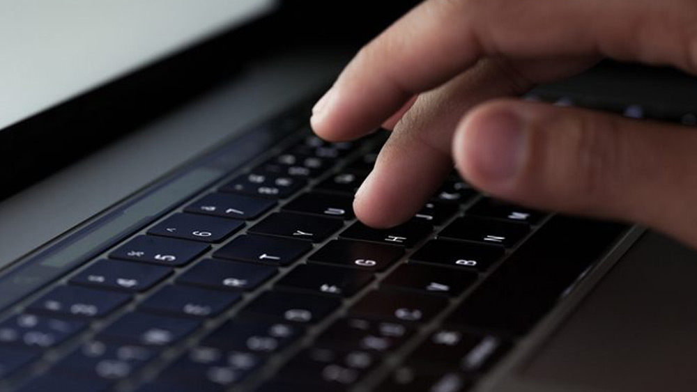 নিজের সদ্য তৈরি সাধের বাড়িটিতে বোমাবর্ষণ করে গুঁড়িয়ে দিয়েছে ইউক্রেনীয় বায়ুসেনা। আন্দ্রের দাবি, ওয়েবক্যামের সাহায্যে গোটাটাই দেখেছেন তিনি। বোমাবর্ষণে ওই বাড়ি ছাড়াও রুশ সেনাবাহিনীর ১২টি সাঁজোয়া গাড়িও ধ্বংস করা গিয়েছে বলে দাবি তাঁর।