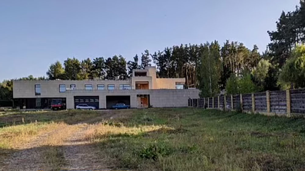 নিজের বাড়িটি যে তাঁর অতি সাধের ছিল, তা-ও জানিয়েছেন আন্দ্রে। তাঁর কথায়, ‘‘এটা অর্থকরী বিষয় নয়। একটা বাড়ি তৈরিতে যে প্রচেষ্টা লাগে, সেটাই আসল। ওই বাড়িটা বেশ সুন্দর ছিল বটে। তবে ইউক্রেনের জয় ছাড়াও ইউরোপকে সুরক্ষিত রাখার জন্য যা সম্ভব, সব কিছু করার চেষ্টা করেছি।’’