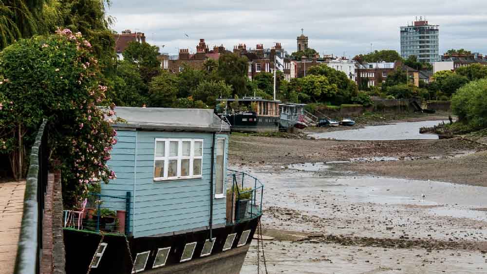 লন্ডন থেকে কিছুটা দূরে হ্যামারস্মিথ। গ্রামে জনসংখ্যাও খুব বেশি ছিল না। তখনও বিদ্যুৎ আসেনি গ্রামে। ফলে একটা ভৌতিক পরিবেশ ছেয়ে থাকত সেখানে।