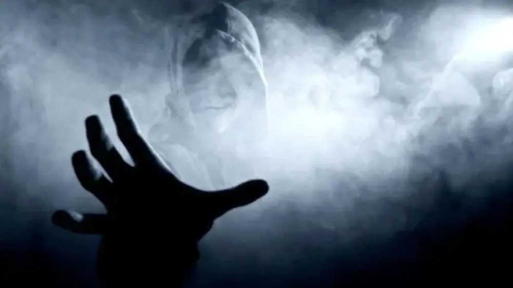 কিন্তু কত দিন আর ঘরবন্দি হয়ে থাকবেন গ্রামবাসীরা। বাড়ি থেকে কাজের জন্য বেরোতেই কেউ না কেউ ‘ভূতের’ হামলার শিকার হতে শুরু করলেন।